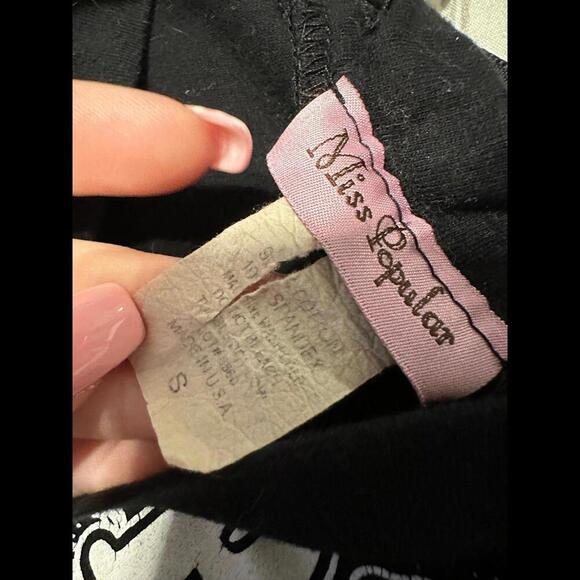 Enchanting Elegance: Poison-Inspired Lace-Up Shirts for a Touch of Romance - Picture 2 of 3